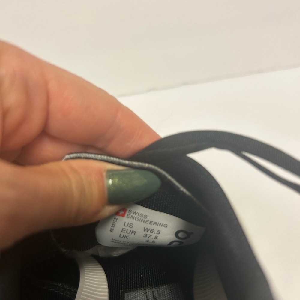 On Running Shoes Women 6.5 White/black Swiss Engineered Cloud Comfort Athletic - Picture 4 of 13